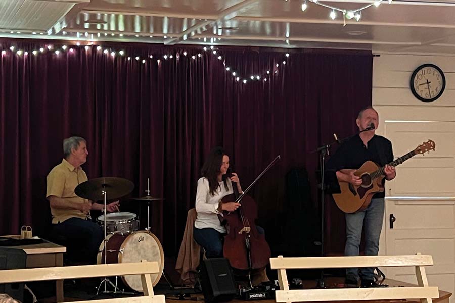 John Floridis, Jennifer Slayden, and Ed Stalling entertained us with their beautiful music on Friday night. Music on Friday was a new and fun addition to the weekend.